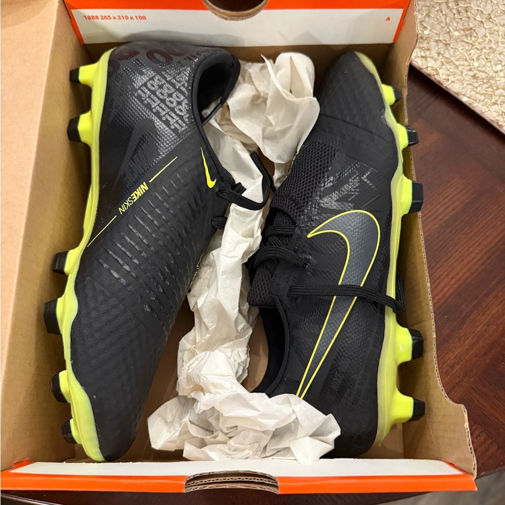 Nike Phantom Venom Academy FG in Black and Volt